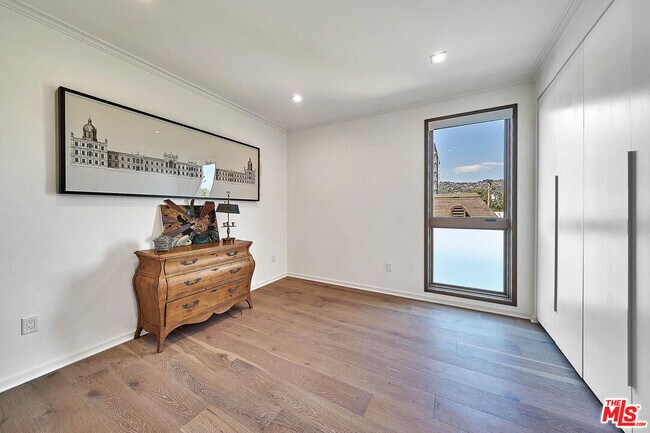 Building Photo - 132 N Swall Dr