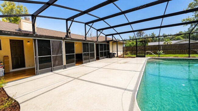 Building Photo - 35025 Raintree Dr