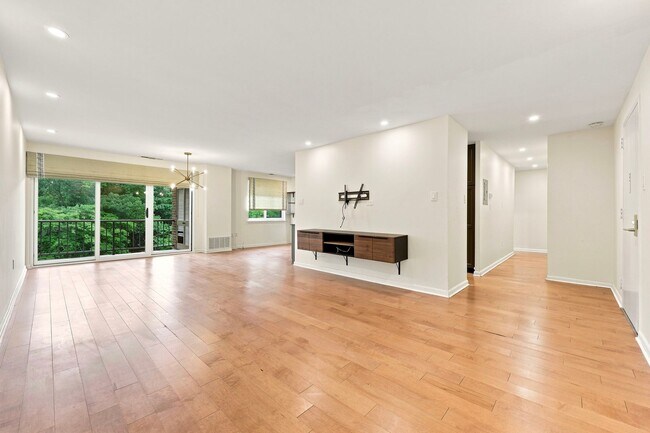 Building Photo - Beautifully Renovated 2-Bedroom, 2-Bath at West Terrace
