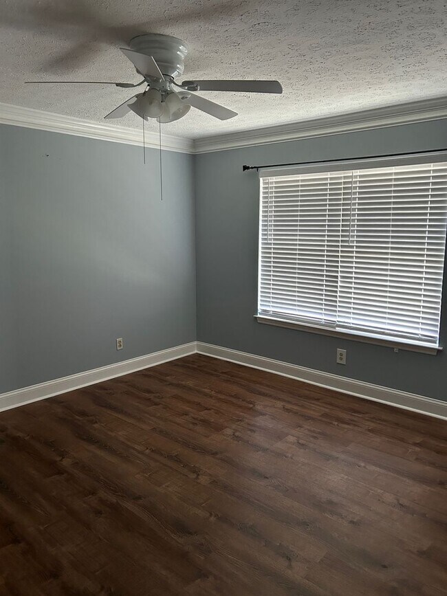 Building Photo - Forest Ridge off Middleground Road