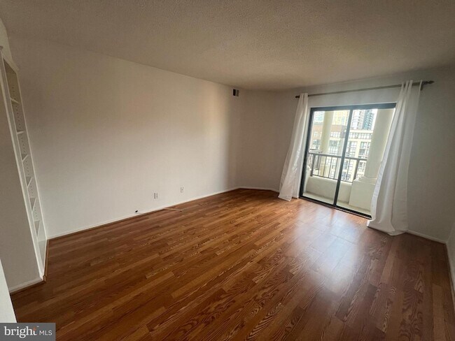 Building Photo - 1600 N Oak St