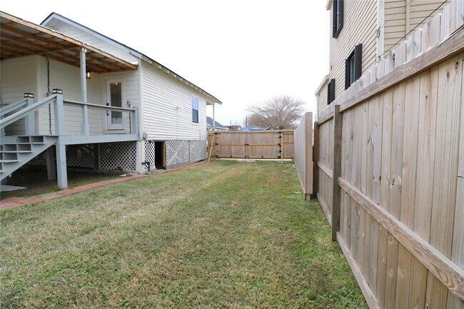 Building Photo - 5506 Ave Q 1/2