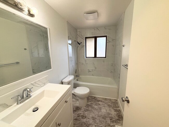 Building Photo - Lovely 2BD, 2BA Home In Lake Oswego with Lake Access!!