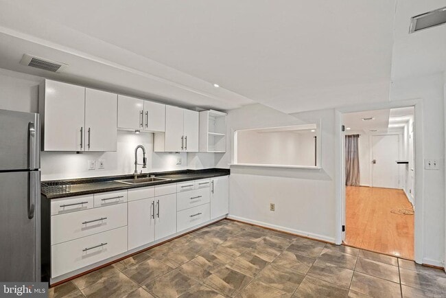 Building Photo - 6713 Old Chesterbrook Rd