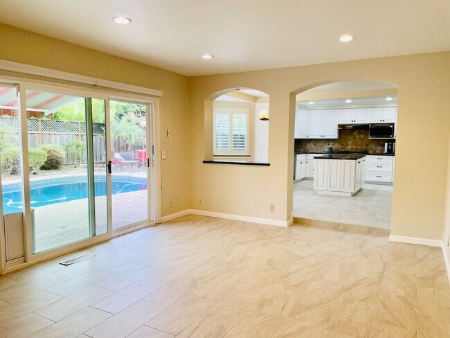 Building Photo - Beautiful 4 Bed 3 Bath + Huge Bonus Room A...