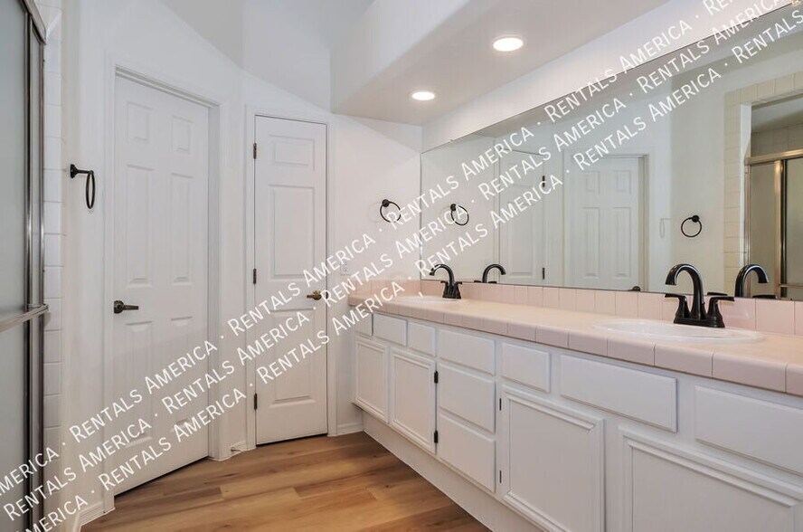 Building Photo - 1150 W Masters Cir