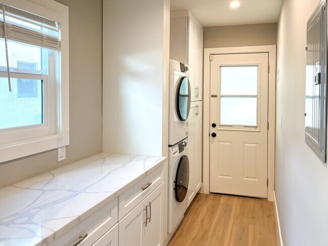 Building Photo - 3213 Atwater Ave