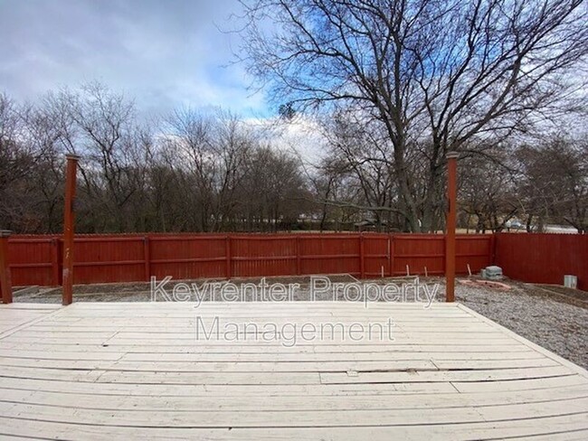 Building Photo - 1009 N Willow Ave