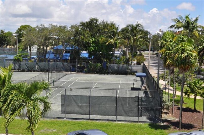 Building Photo - 615 NE 12th Ave