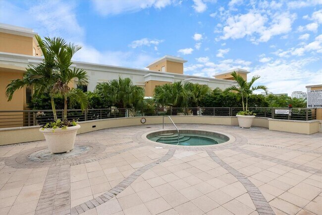 Building Photo - 800 N Tamiami Trl