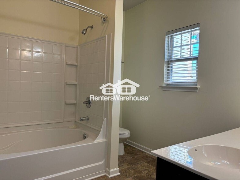 Building Photo - 570 Oakside Pl