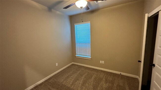 Building Photo - 9832 Grosbeak Ln