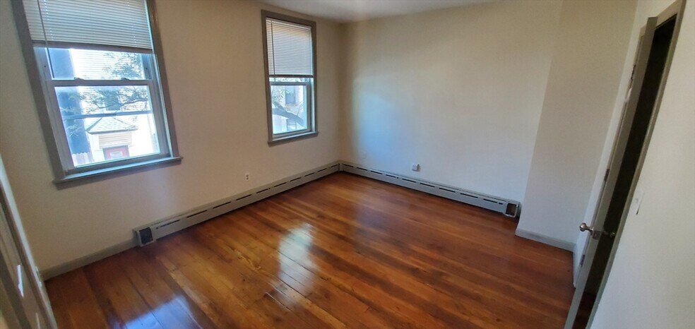 Building Photo - 195 Maverick St