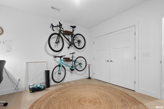 Building Photo - 824 W Moss Ave