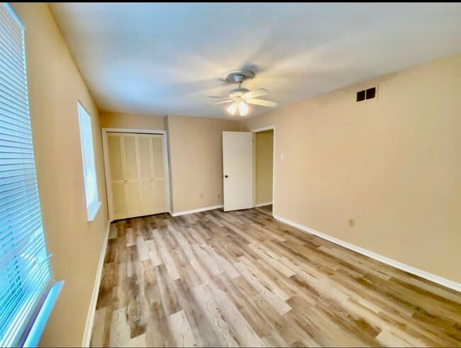 Building Photo - 5666 Hinton Pl