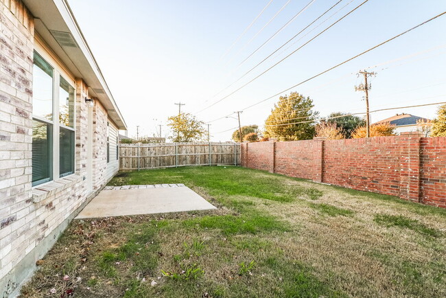 Building Photo - 1003 Carthage Way