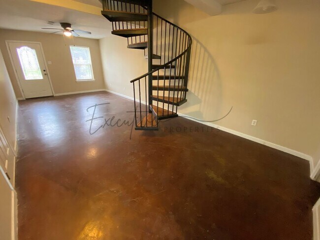 Building Photo - 2-Bed, 2.5-Bath Townhouse – Walk to McNeese State University!