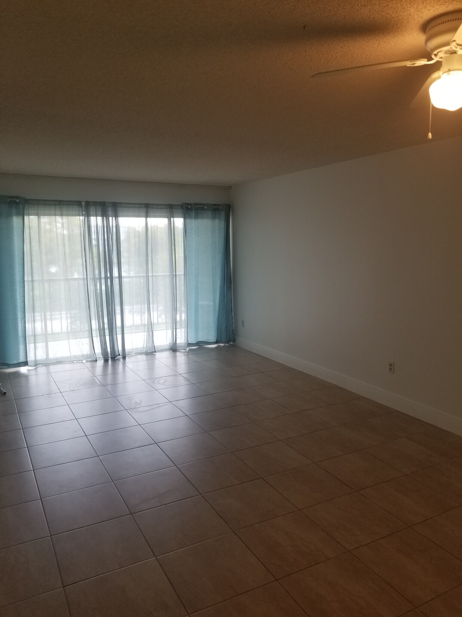 Building Photo - 9150 Fontainebleau Blvd
