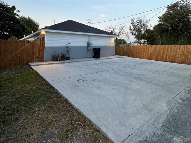 Building Photo - 2409 W Hackberry Ave
