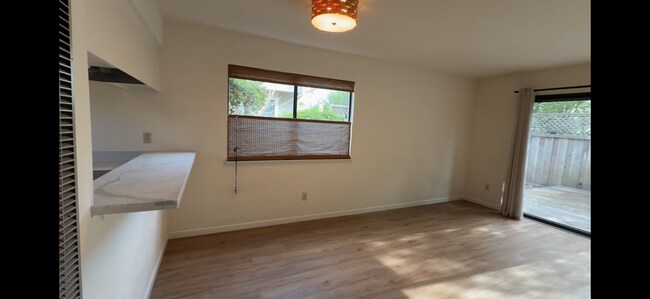 Building Photo - Charming Live Oak Townhome – Completely Renovated & Move-In Ready!