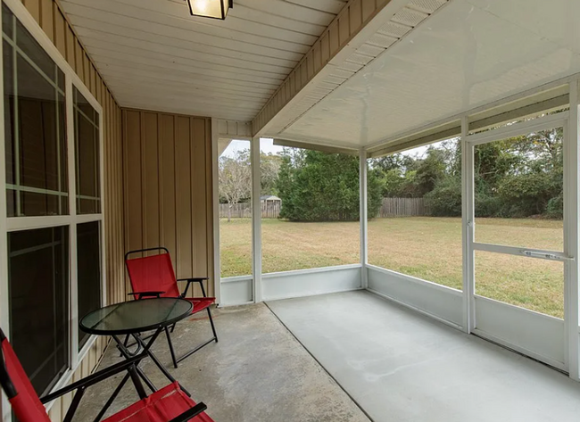 Building Photo - Spacious 3-Bedroom Home with Covered Porch...