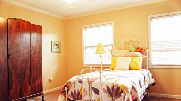 Cheerful upsstairs bedroom - 6531 Deane Hill Dr