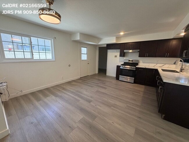 Building Photo - La Puente 7 Bedroom Home