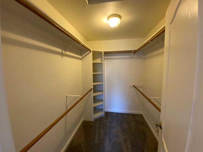 Building Photo - Single story located on a court!