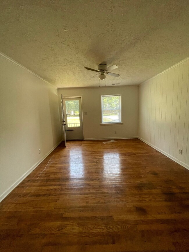 Building Photo - SPACIOUS BRICK RANCH in GOLDSBORO! 4 BR, 2 BA - FENCED-IN YARD *Convenient to SJAFB*