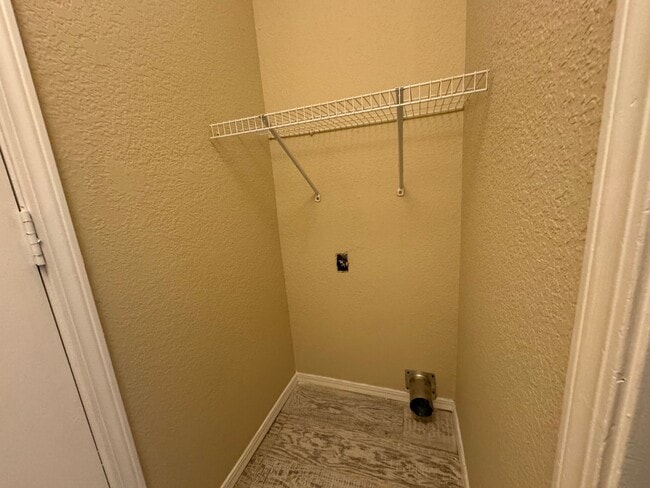 Building Photo - 3 bedroom 2 bathroom home Near In Broken A...
