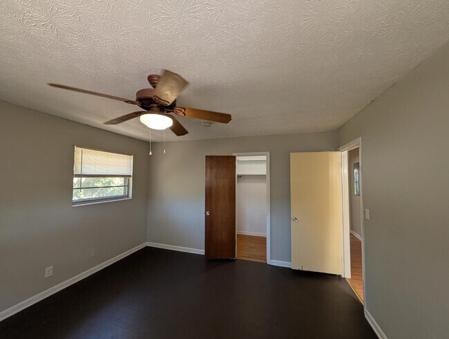 Building Photo - 2834 Woodland Dr