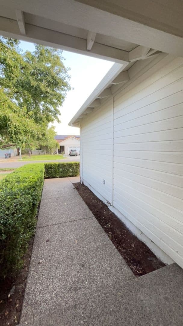Building Photo - 3 Bedroom 2 bath house