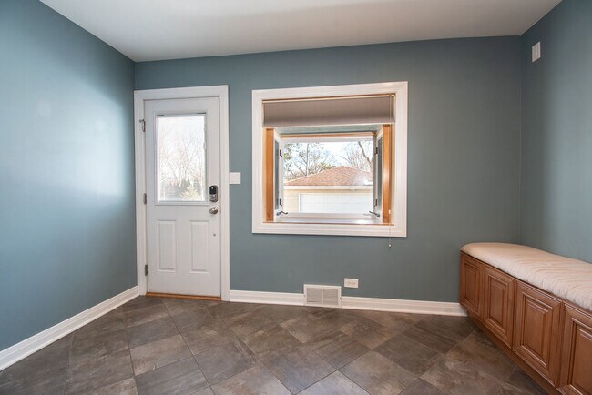 Building Photo - 131 S Lodge Ln