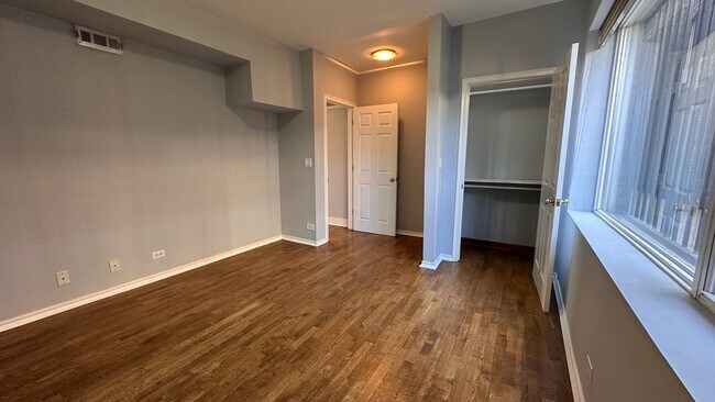 Building Photo - 4917 N Avers Ave
