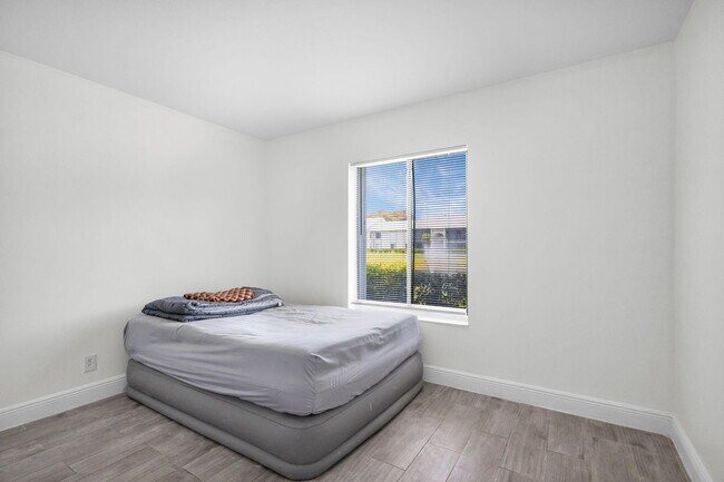 Building Photo - 1011 Green Pine Blvd