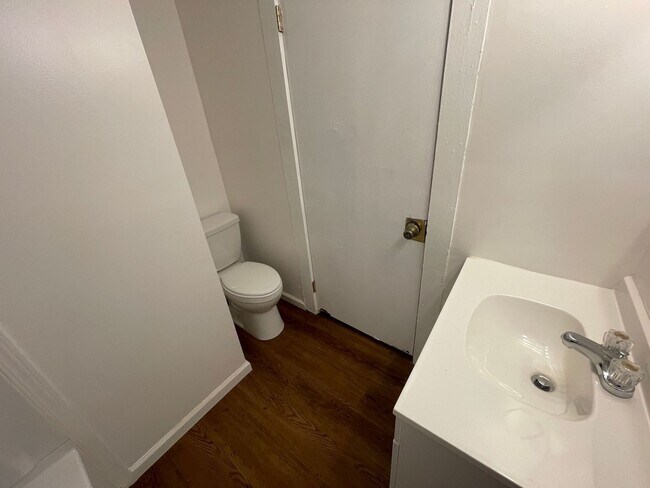 Building Photo - Renovated 2 bedroom 1 bathroom house with office/bonus room!