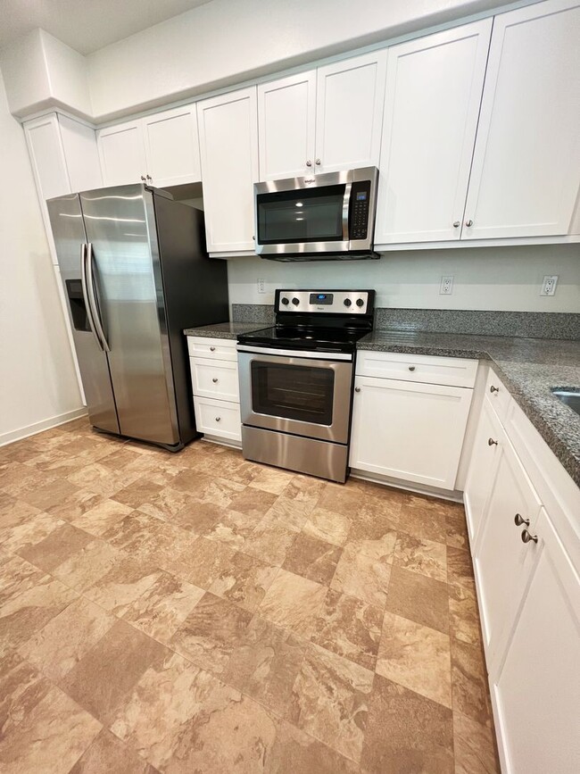 Building Photo - New 3BR Townhouse in San Marcos at Mission...