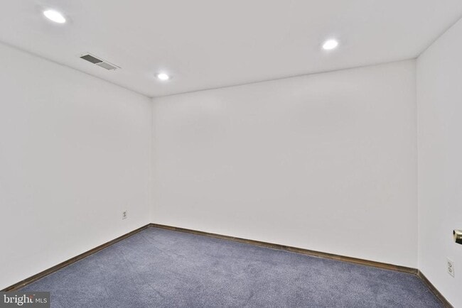 Building Photo - 6002 Madawaska Rd