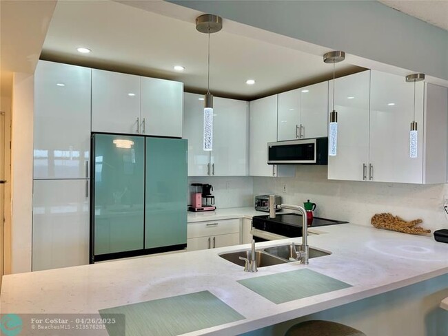 Building Photo - 3725 S Ocean Dr