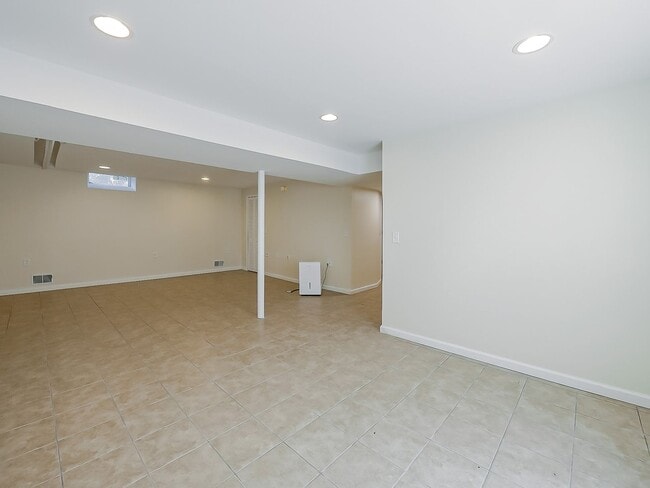 Building Photo - Spacious 3BR Home with Expansive 1-Acre Lot!