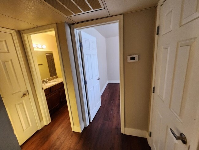 Building Photo - Beautiful Bella Vita 1 Bedroom/1 Bath unit.