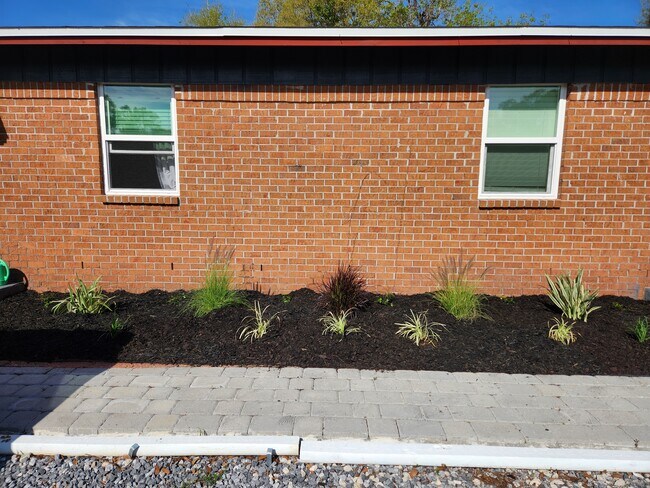 Building Photo - 710 Shady Lane Dr