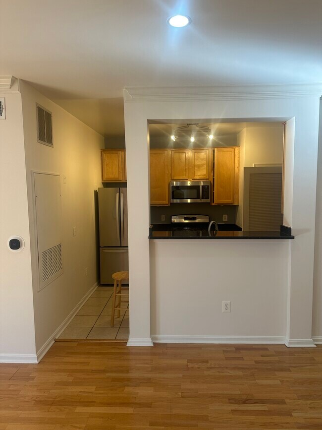 Kitchen - 4860 Eisenhower Ave