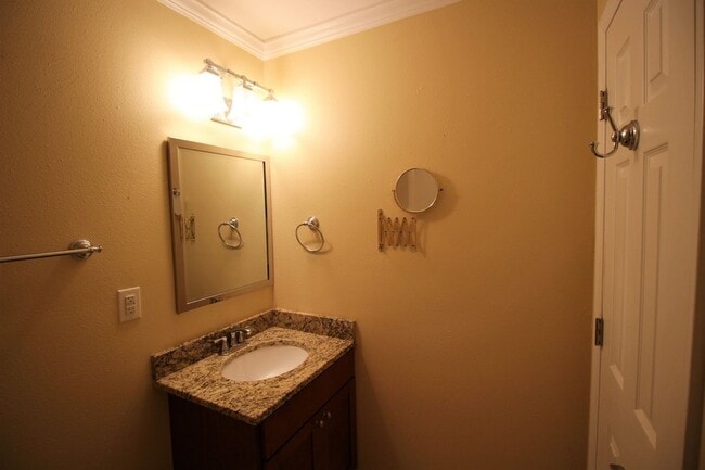 Building Photo - West AVL - Great apartment close to all th...