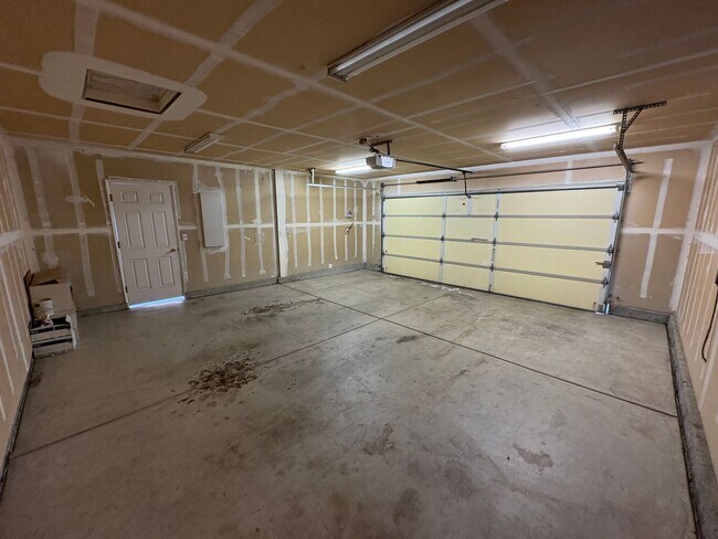 Building Photo - Lovely NW Visalia Home Near Shopping Centers Available Now!