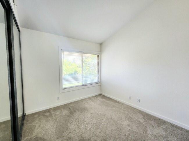 Building Photo - Spacious & bright 3 bedroom 2 bath home in...