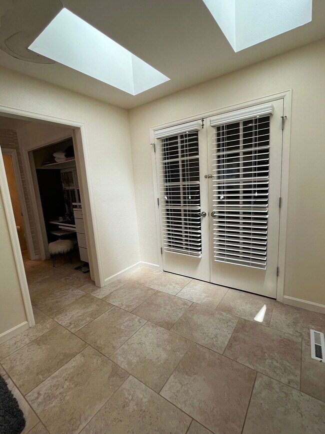 Building Photo - 10739 E Crestridge Cir