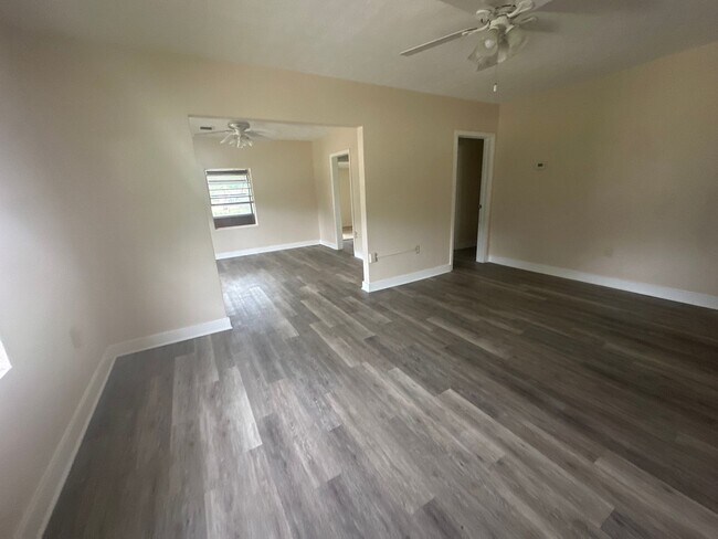 Building Photo - Crystal Springs, Country Home, Large Lot a...