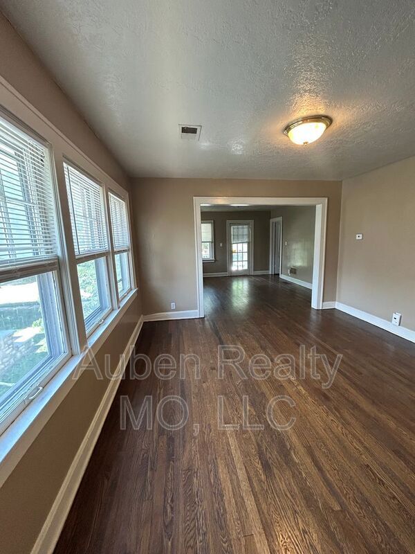 Building Photo - 5405 Harrison St
