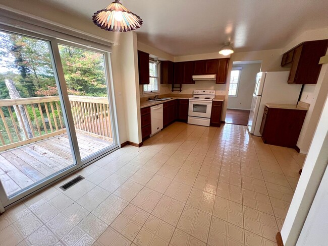 Building Photo - Beautiful Home - 3 Bedroom 2.5 Bathroom - ...